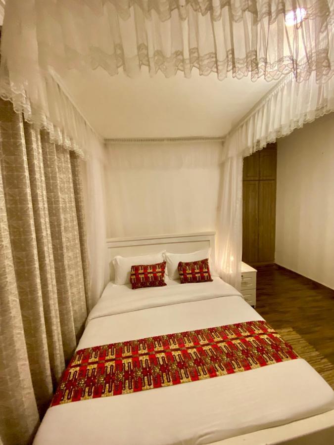 Nimaro Courts Hotel Entebbe Exterior photo